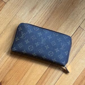 Louis Vuitton Monogram Zippy zip around wallet / purse. Very good condition.